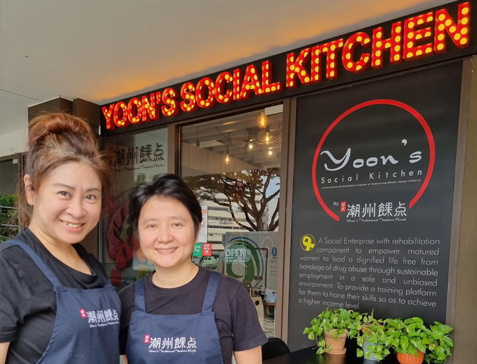 Co-founders of Yoon's Social Kitchen, Talia Lee (left) and Qara Yoon (right)